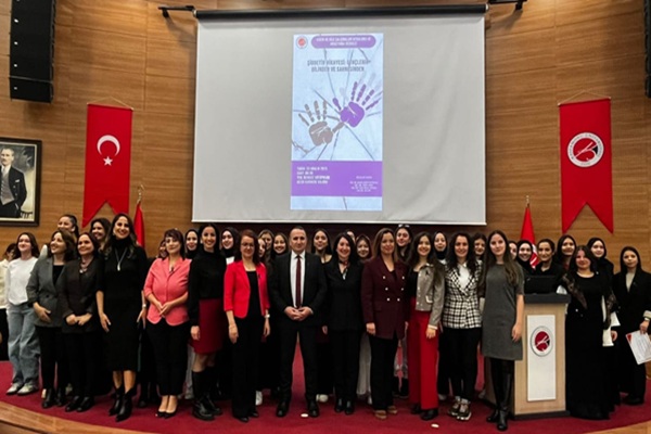 Fakültemiz Ebelik Bölümü Öğrencilerinden “Şiddetin Hikayesi: Gençlerin Dilinden ve Sahnesinden” Bilimsel Etkinliği