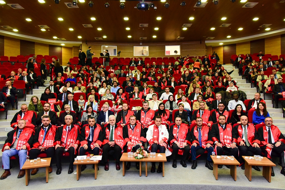 Üniversitemizde “2025 Yılı Akademik Cübbe Giyme ile Başarı, Teşvik ve Ödül Töreni” Gerçekleştirildi